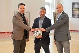 El técnico almeriense, junto a los responsables de la Federación húngara