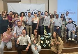 El presidente provincial del PP, en el centro abajo, en la presentación ayer de la lista de Quesada.