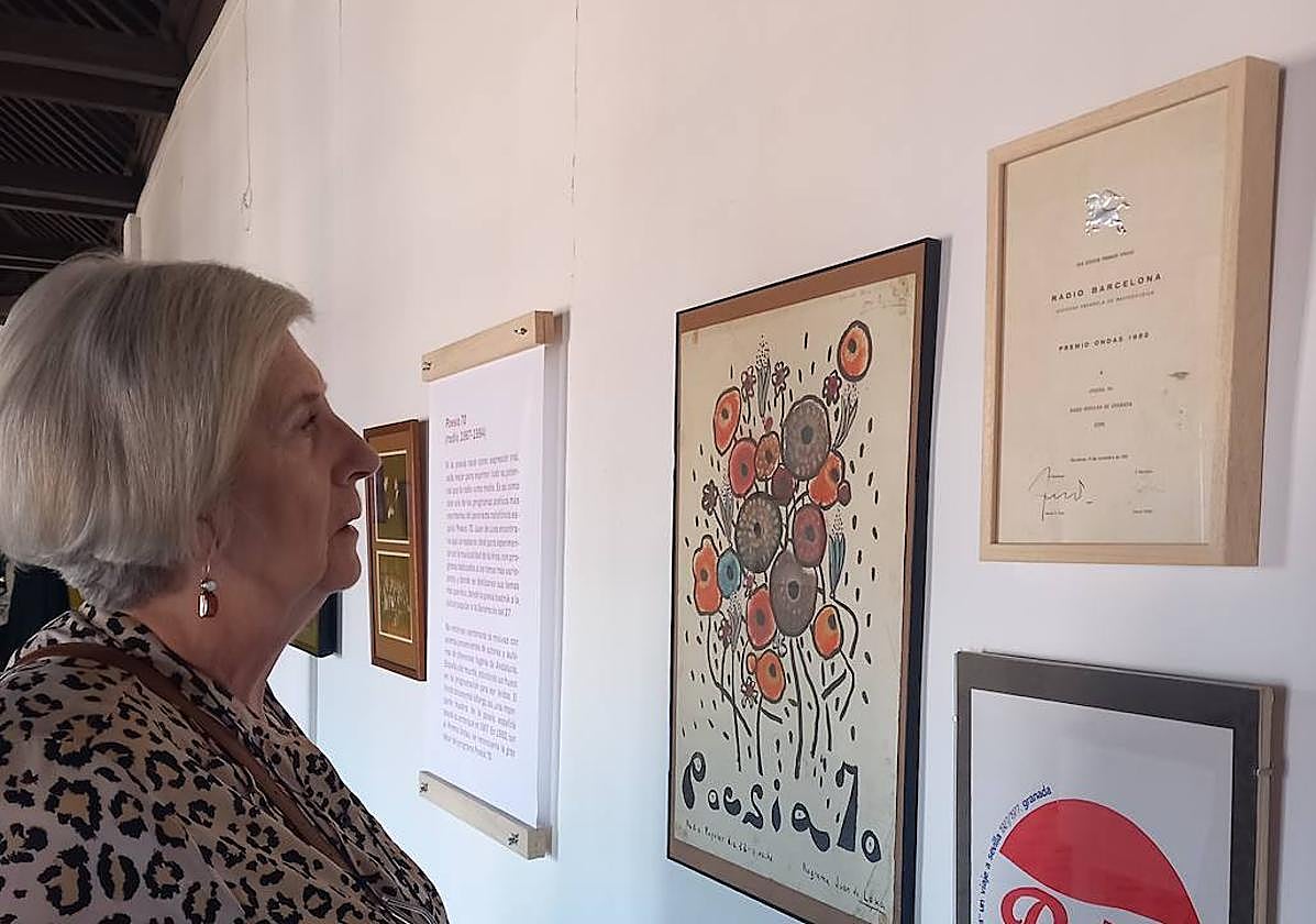 Elodia Campra, ante el diploma del Premio Ondas que compartieron.