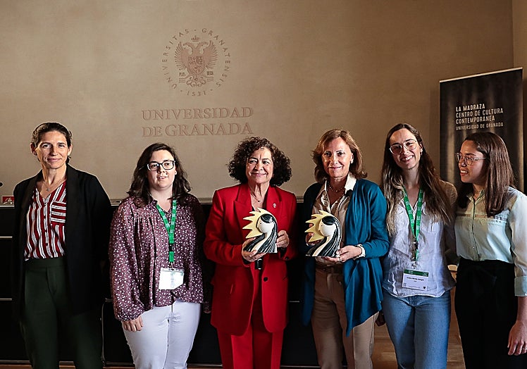 La rectora y la directora del Ciemat recibieron el reconocimiento de las investigadoras del acelerador.