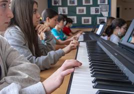 Alumnos de piano en un convervatorio de música.