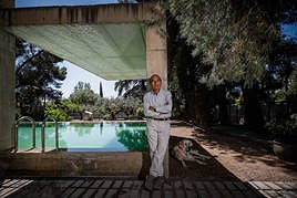 Francisco Ibáñez posa en la Casa Acícula, diseñada para unos clientes que buscaban contacto con el entorno y aislamiento.