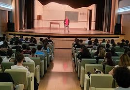 Público en el Teatro Darymelia de la capital jienense.