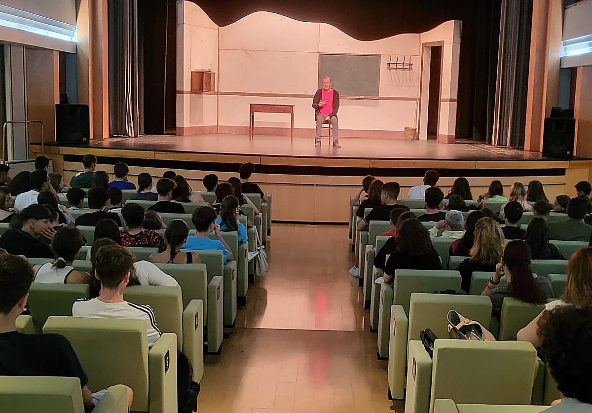 Público en el Teatro Darymelia de la capital jienense.