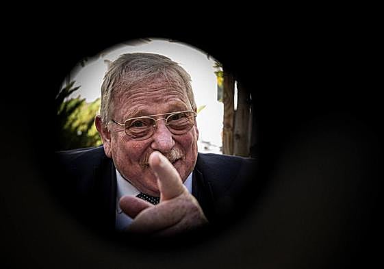 Reinhard Genzel, ayer en la Escuela de Arquitectura de Granada, a través de un tubo oscuro.