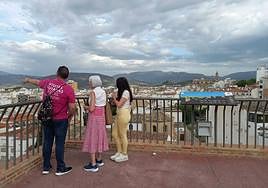 Visita guiada en Jaén por parte de Cláritas Turismo con la ciudad al fondo en una imagen de archivo.