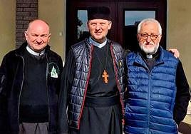 De Haro, de azul, junto a los redentoristas ucranianos y polacos.