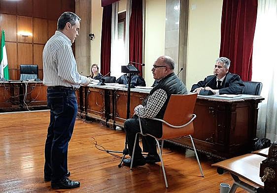 Momento del juicio en que mostraron el arma criminal al acusado.