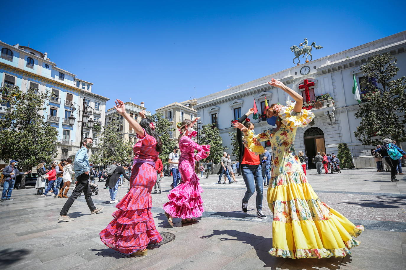 Granadinas bailan sevillanas en la plaza del Carmen en el Día de la Cruz 2022.