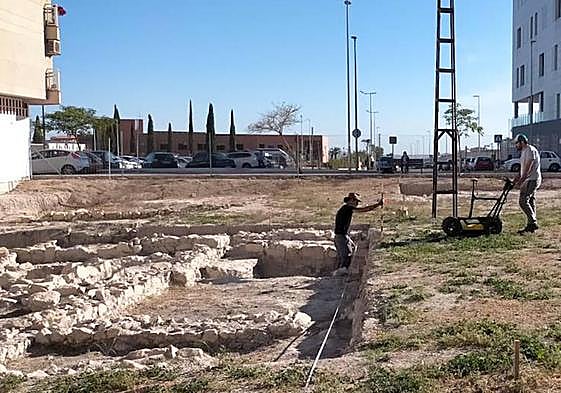 Georradar, a la derecha, en el parque arqueológico de Marroquíes Bajos.