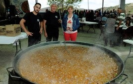 Alfornón celebra el Día de la Cultura con troveras de Loja y 300 raciones de asadura matancera con patatas