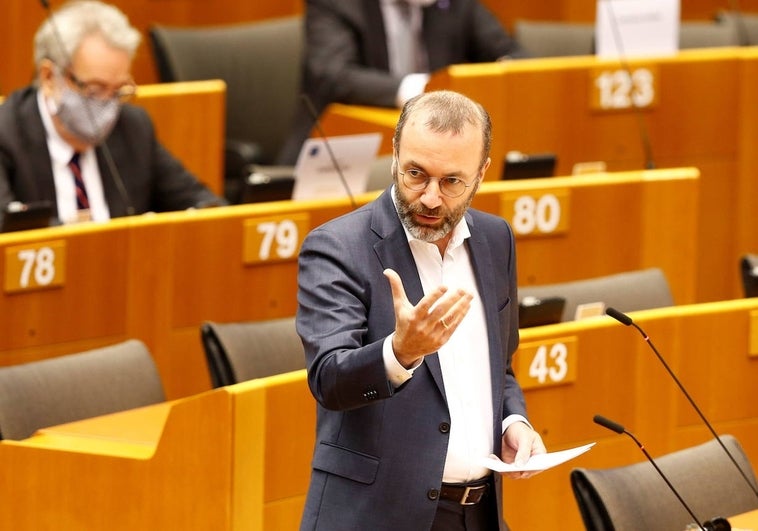 Manfred Weber se dirige a la Eurocámara desde su escaño.