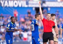 Momento en el que el colegiado expulsa a Djene.