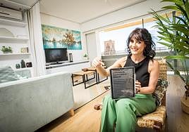 Yolanda Sánchez posa en el salón de su piso de Gran Vía, disponible a través de Airbnb.