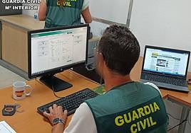 Investigadores de la Comandancia de la Guardia Civil en Almería.