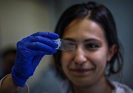 Una investigadora del ensayo clínico realizado en Granada que ha dado excelentes resultados.