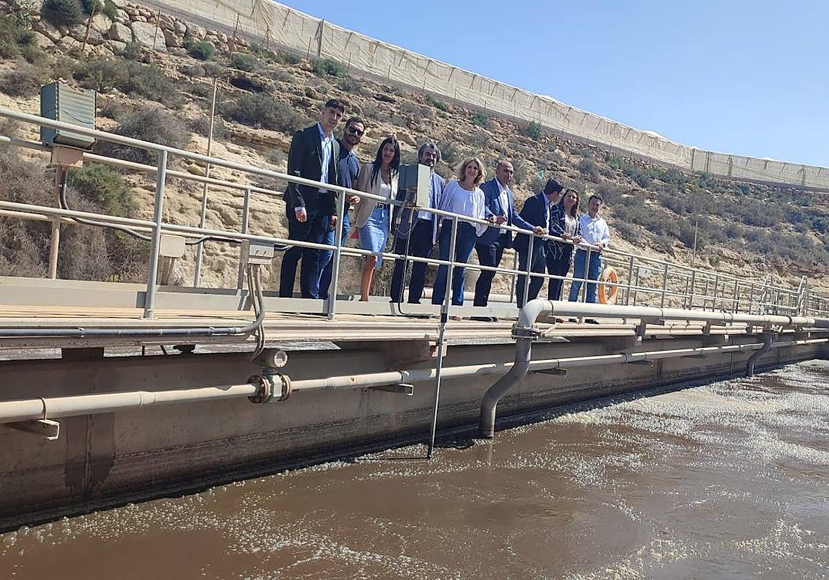 Carmen Crespo, Francisco Góngora, Antonio Mena y Julia Ibáñez con los técnicos en la EDAR de Balerma.