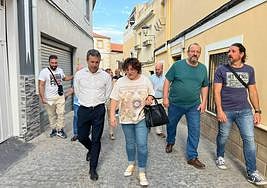Julio Millán durante un paseo electoral con vecinos de San Felipe y La Glorieta.