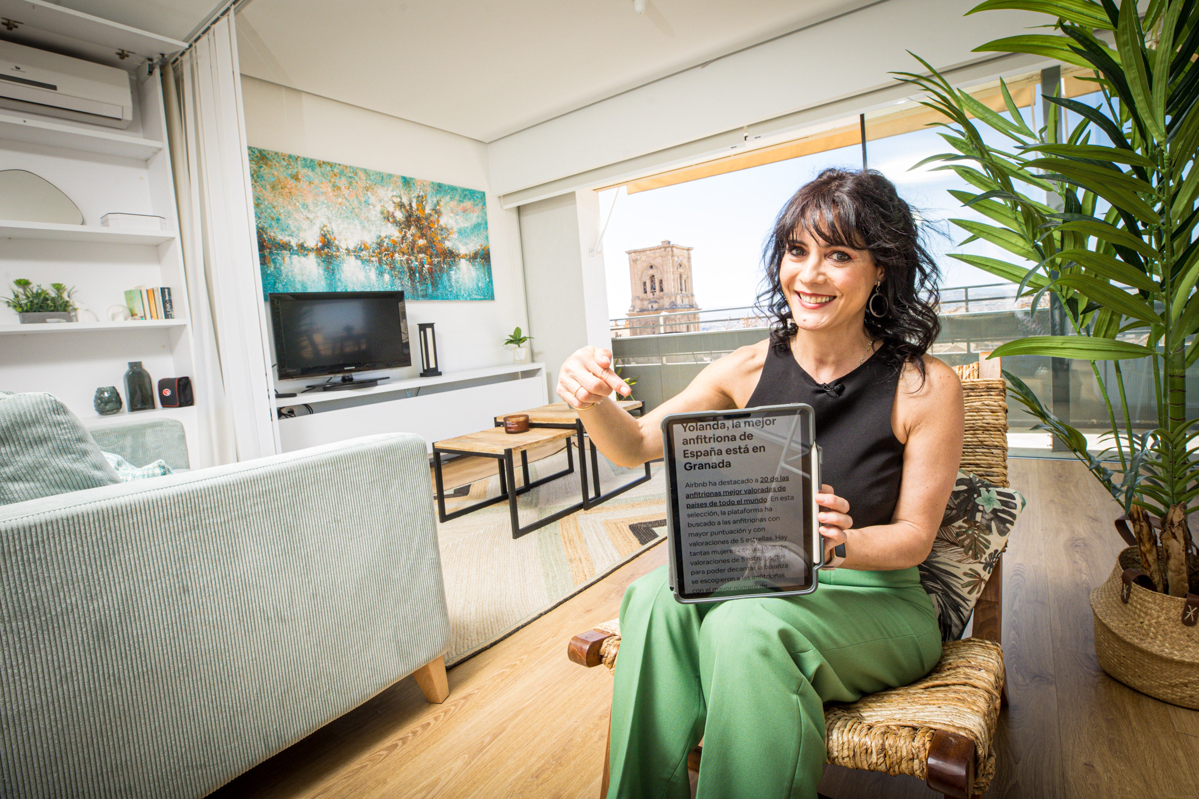 Yolanda Sánchez posa en el salón de su piso de Gran Vía, disponible a través de Airbnb.