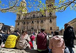 Turistas en la Plaza de Santa María de Jaén observan la Catedral de Jaén, en una imagen de archivo.