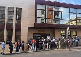 Concentración por la huelga en el juzgado de lo Penal de Jaén.