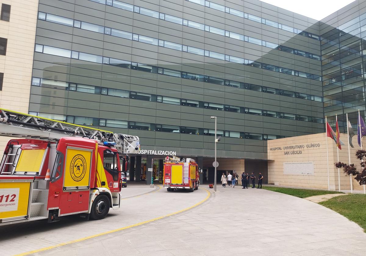 Bomberos y Policía Nacional a las puertas del Clínico.