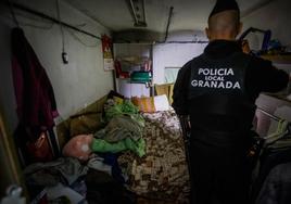 Un agente policial inspecciona una habitación que había en el piso de arriba de uno de los restaurantes inspeccionados.