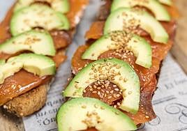 Tostada de salmón noruego y aguacate de la Costa Tropical de Mucha miga Bakery Coffee.