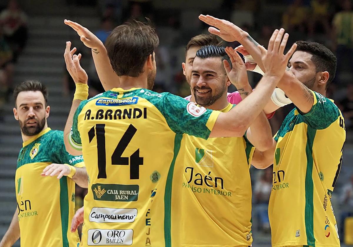 Los jugadores amarillos celebran con Chino uno de sus dos tantos ante el Real Betis Futsal.