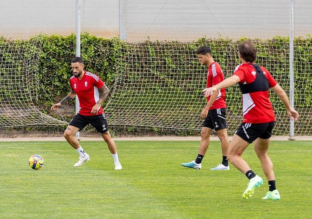 Cabaco juega un balón durante el entrenamiento del viernes.