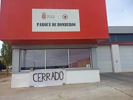 El parque de bomberos de Alhama, cerrado.