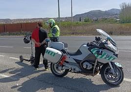 Uno de los individuos denunciados por la Guardia Civil por ir en patinet bajo el efecto de las drogas.