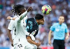 Lucas Robertone toca de cabeza ante Camavinga.