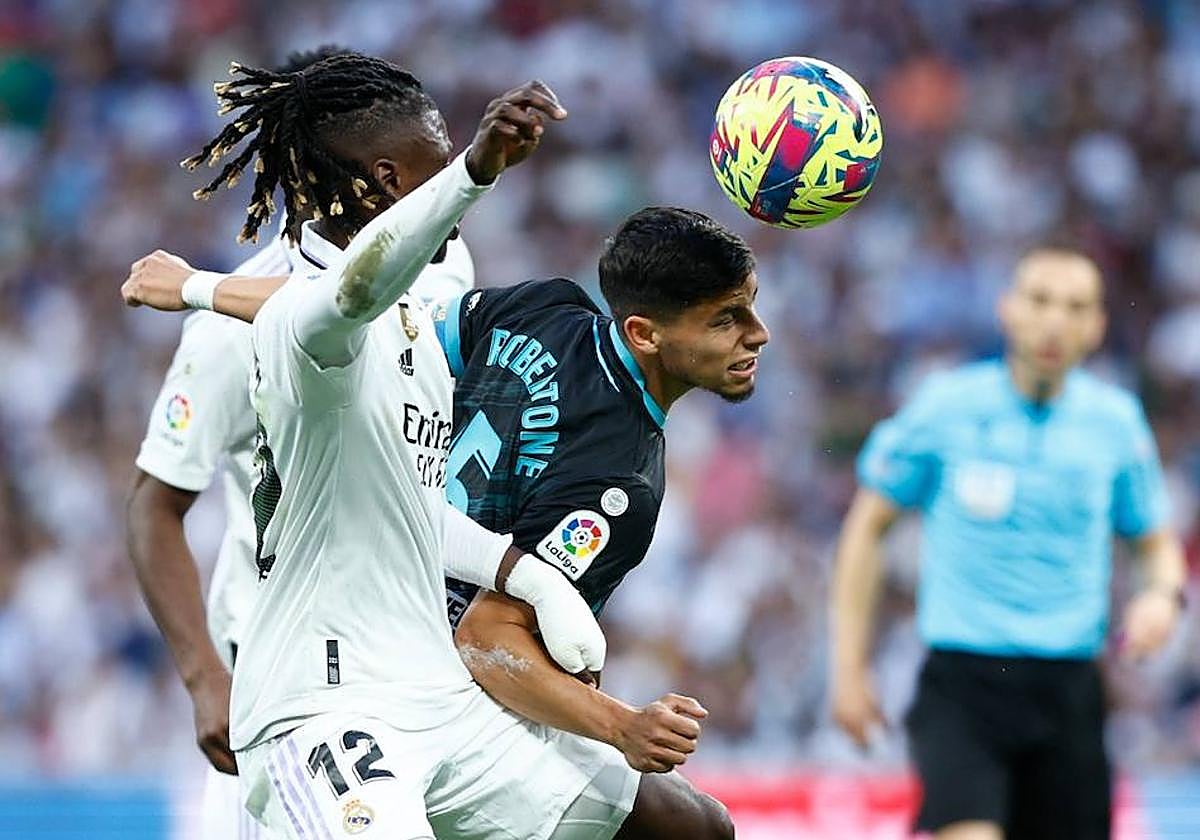 Lucas Robertone toca de cabeza ante Camavinga.