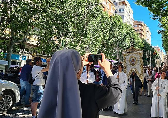La peregrinación, a su paso por el Paseo de la Estación.
