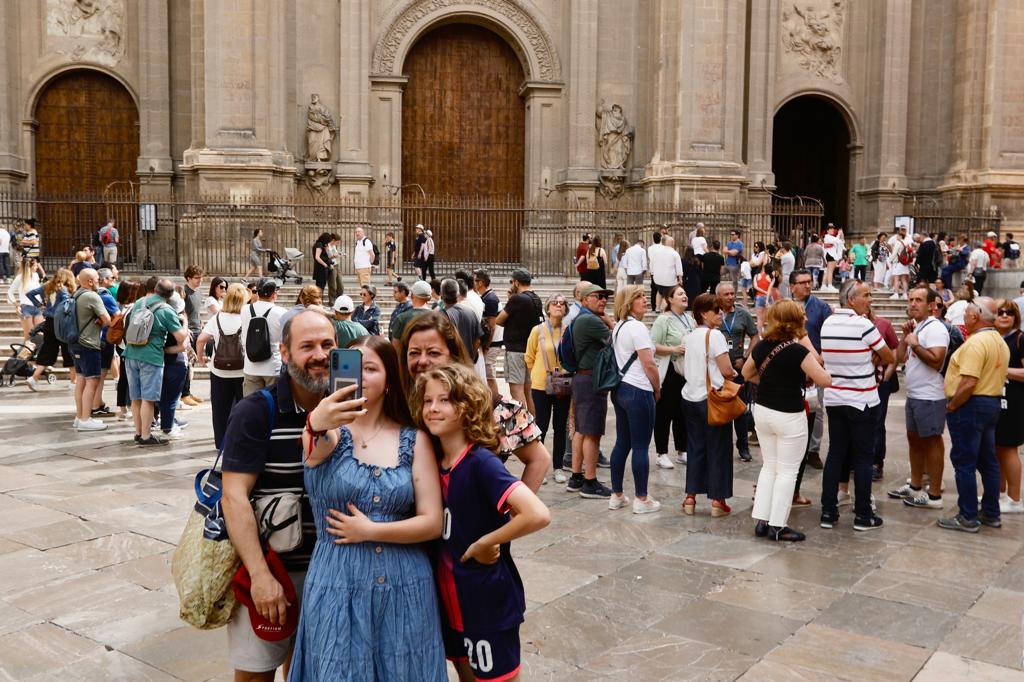 Granada, &#039;conquistada&#039; por los turistas en el puente
