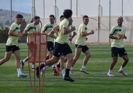 Stoichkov, a la derecha, en el entrenamiento del Eibar en la Ciudad Deportiva.