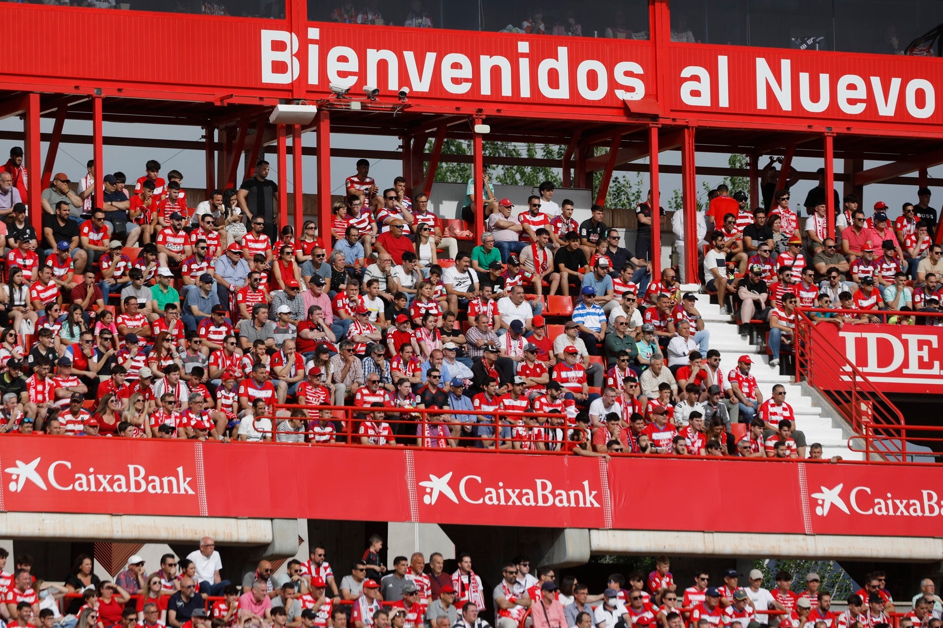 Encuéntrate en la grada en el Granada-Eibar