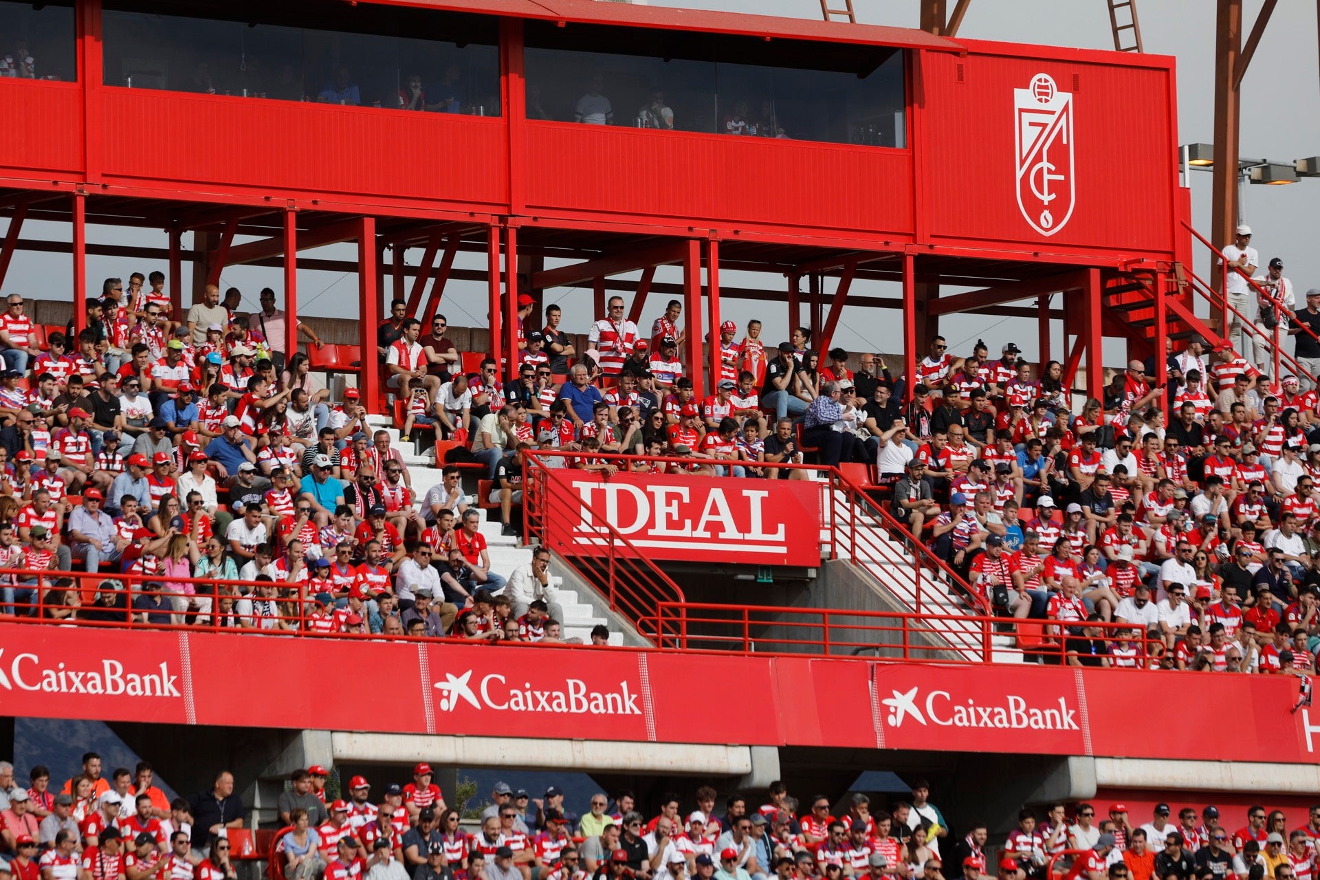 Encuéntrate en la grada en el Granada-Eibar