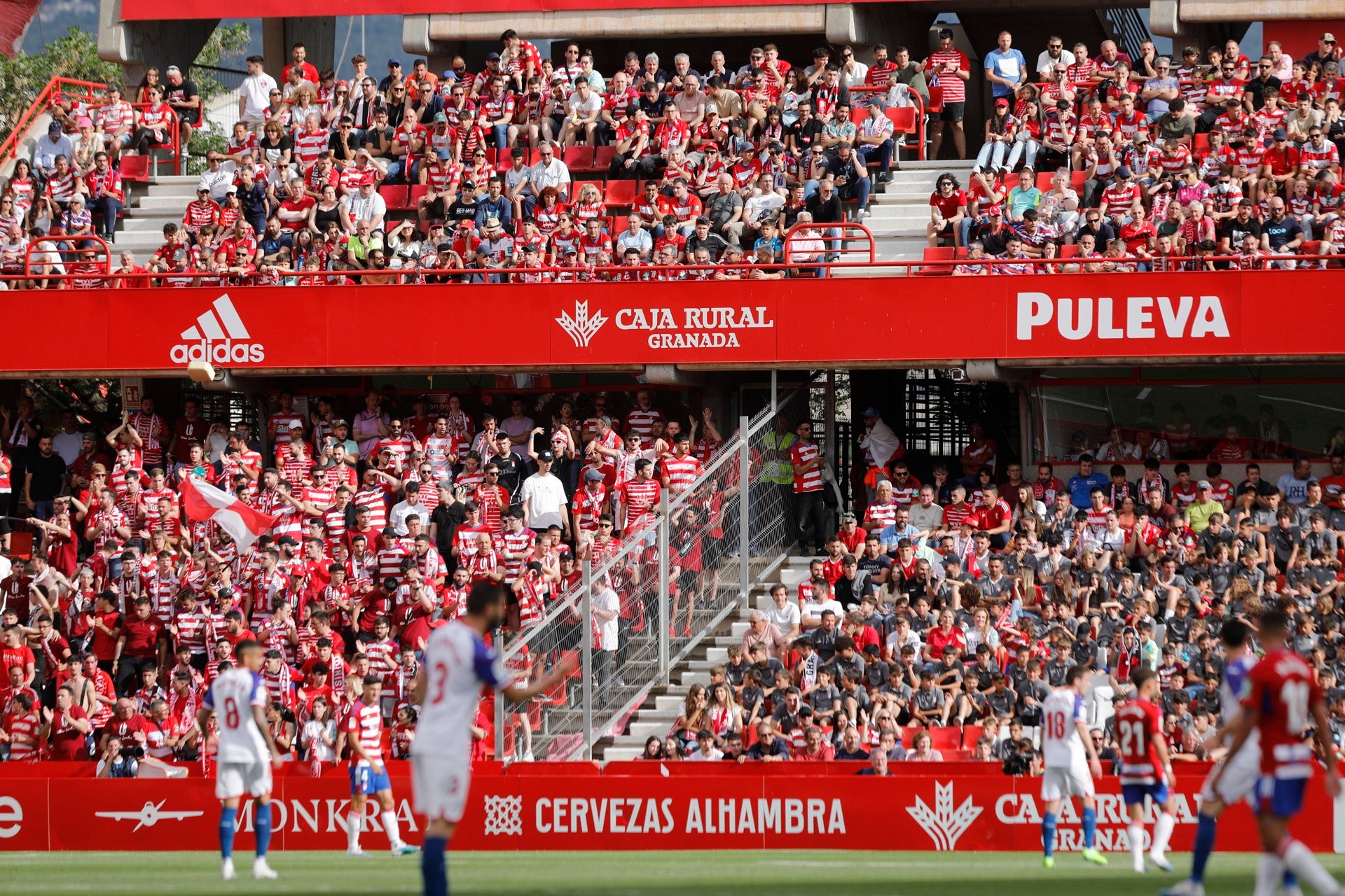 Encuéntrate en la grada en el Granada-Eibar