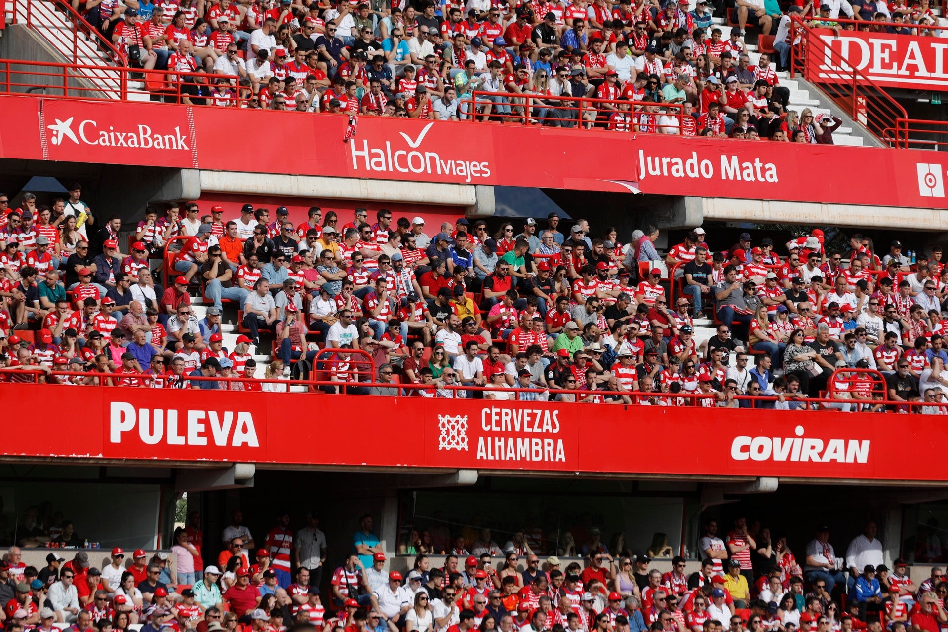 Encuéntrate en la grada en el Granada-Eibar