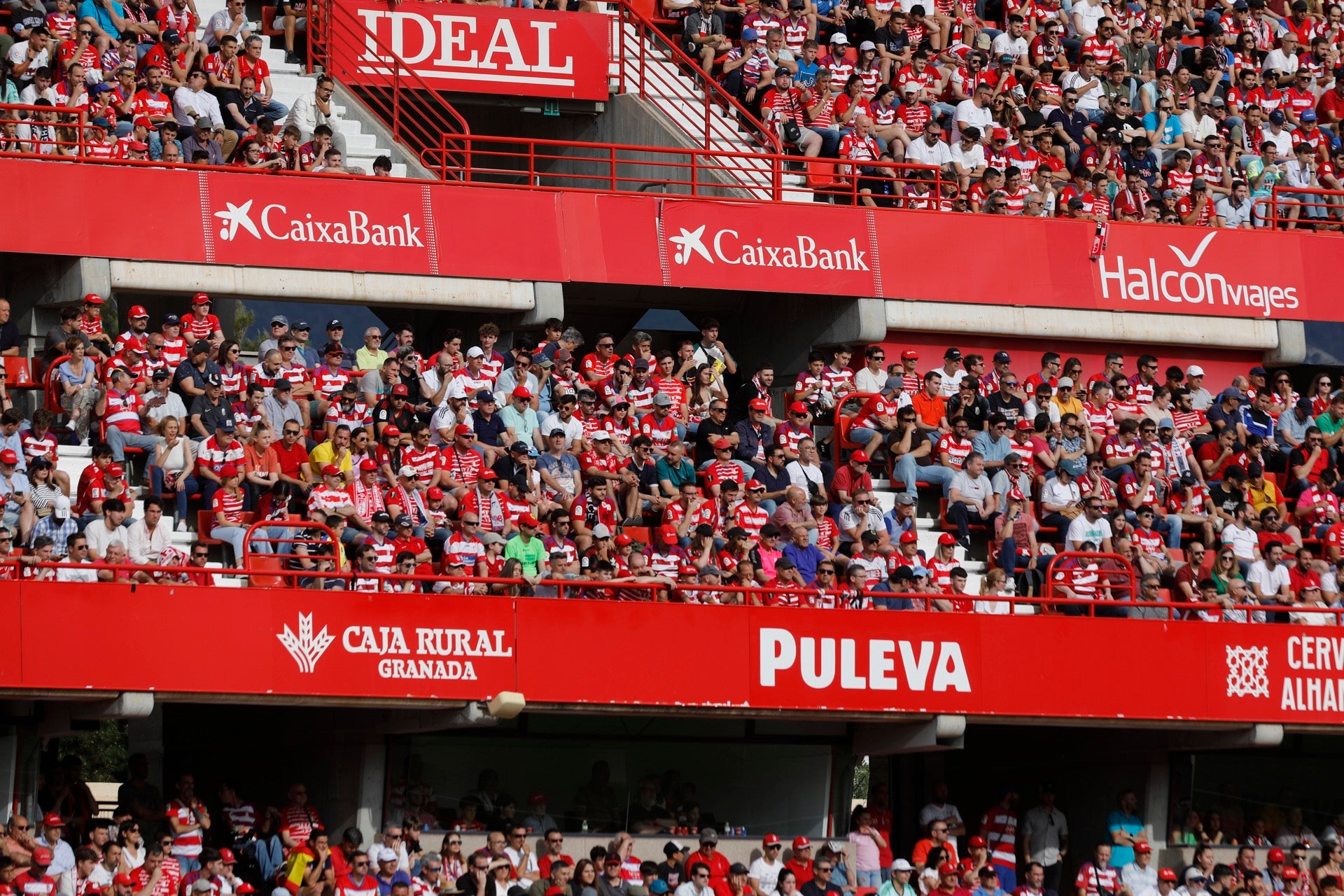 Encuéntrate en la grada en el Granada-Eibar
