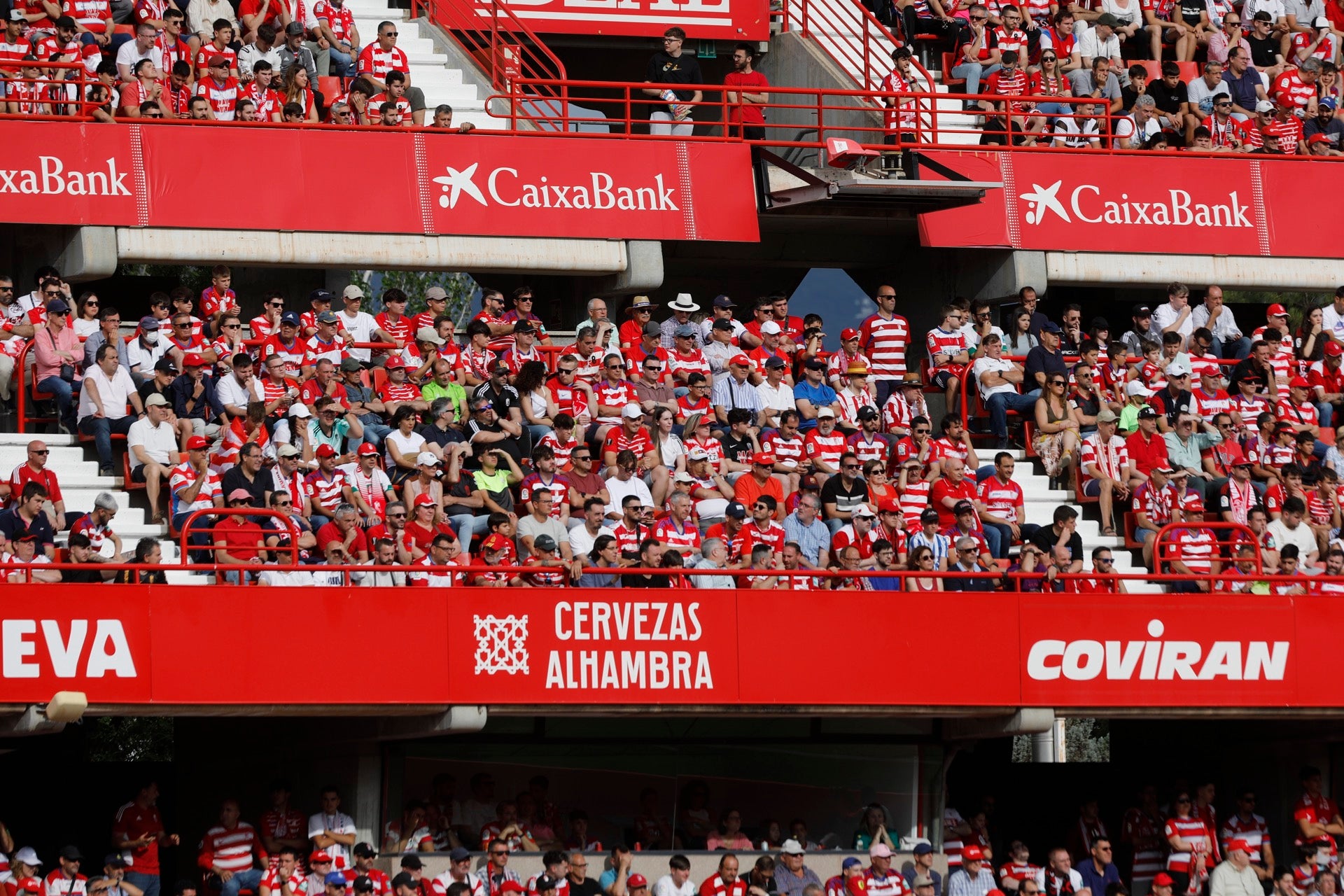Encuéntrate en la grada en el Granada-Eibar
