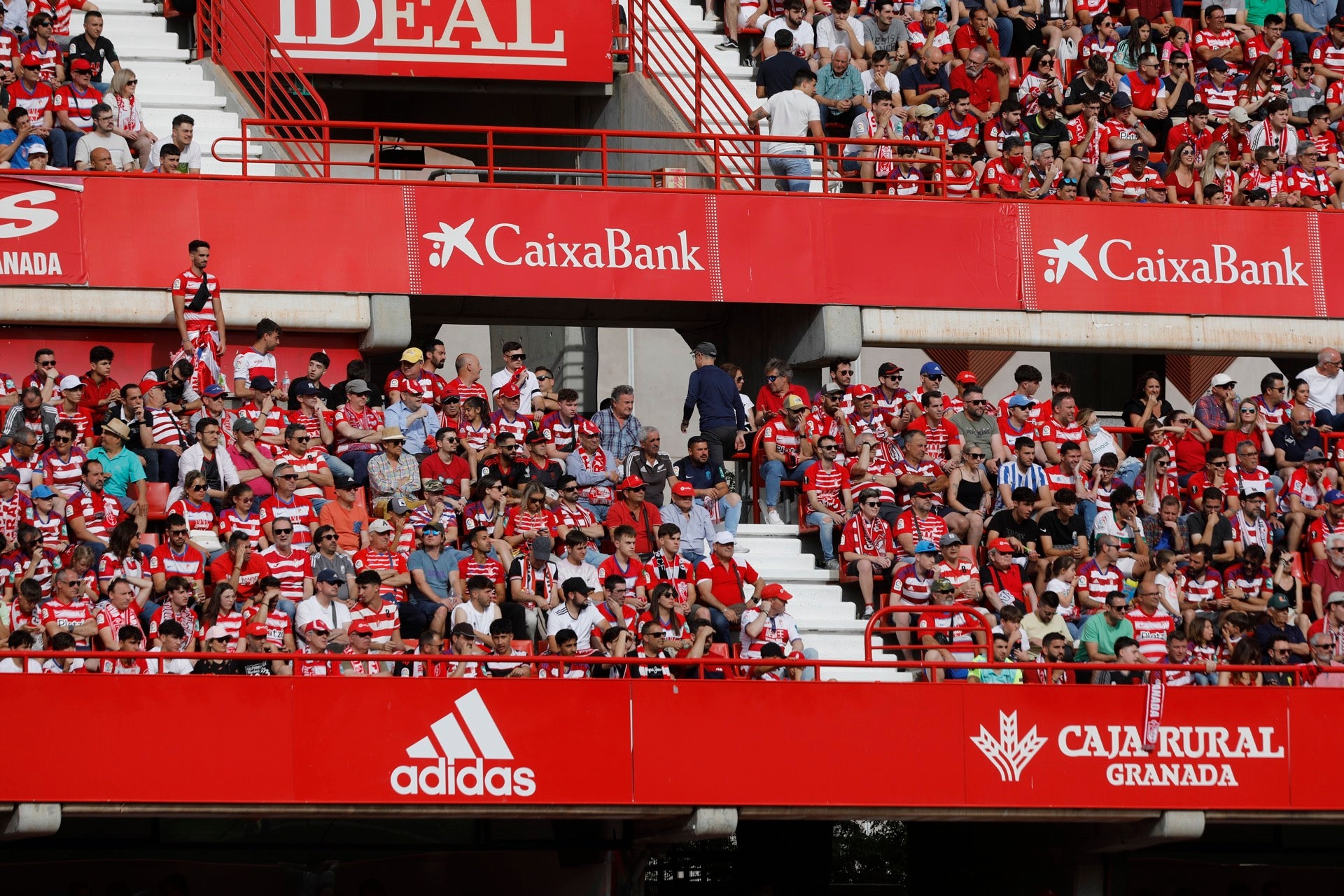 Encuéntrate en la grada en el Granada-Eibar