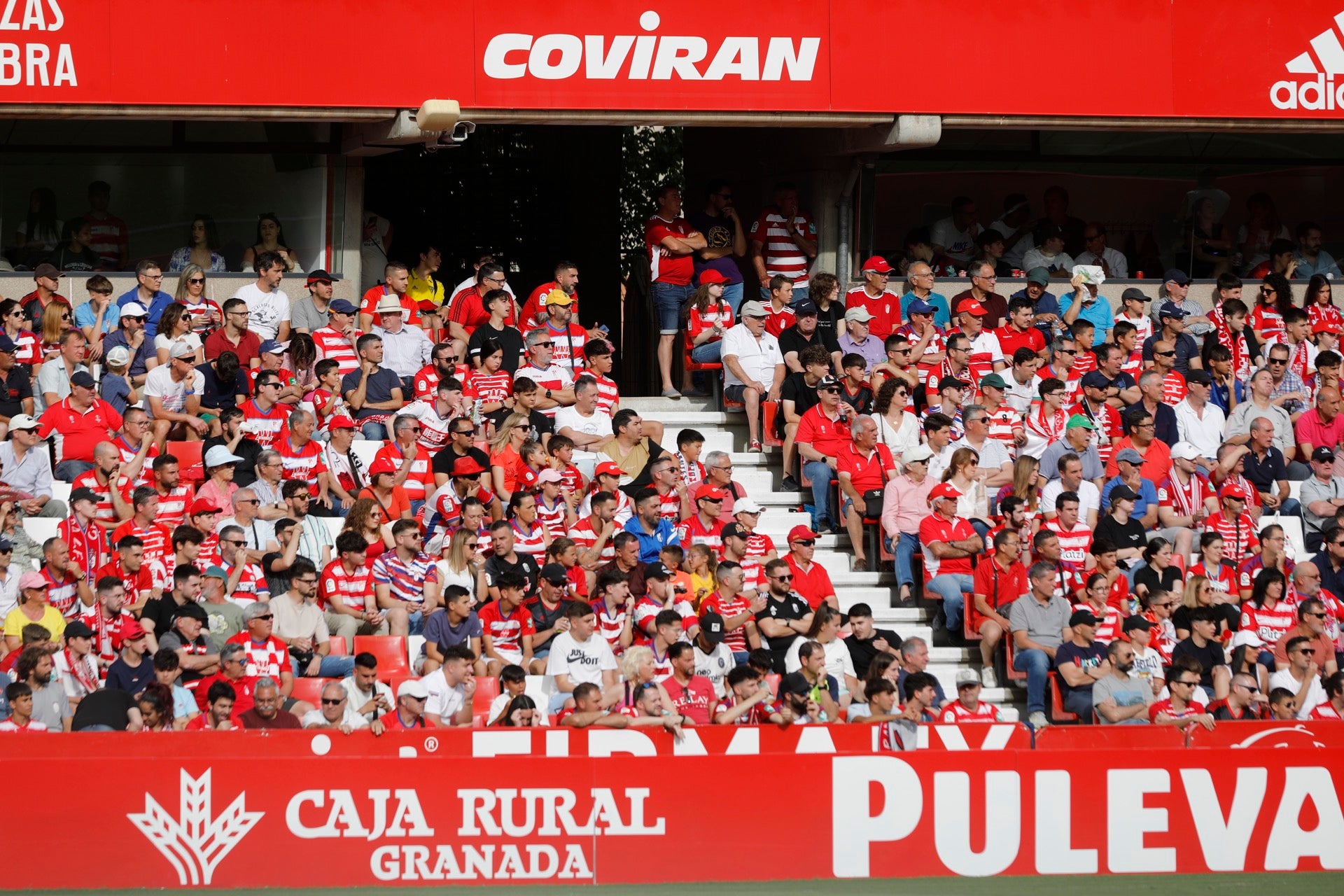Encuéntrate en la grada en el Granada-Eibar