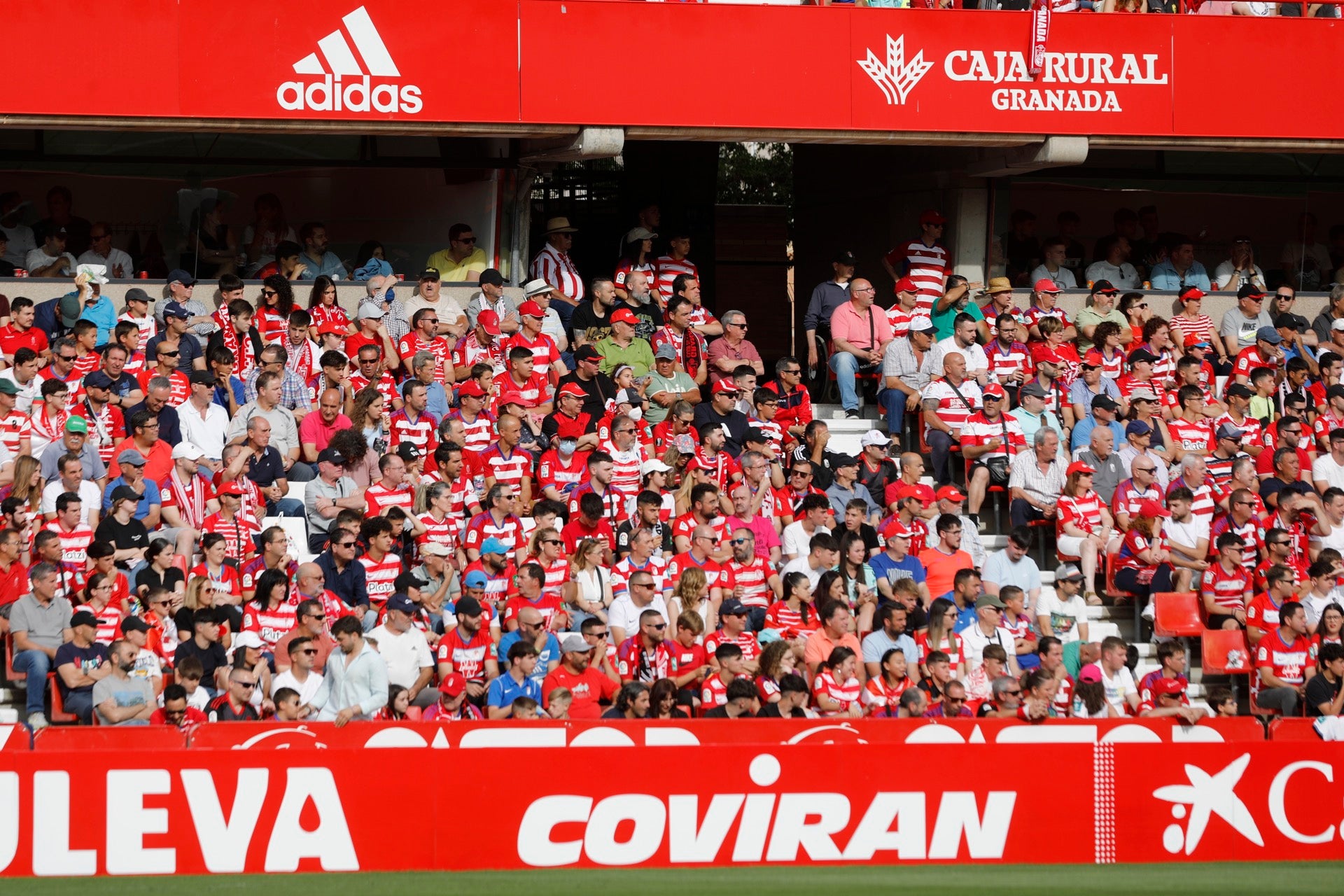 Encuéntrate en la grada en el Granada-Eibar