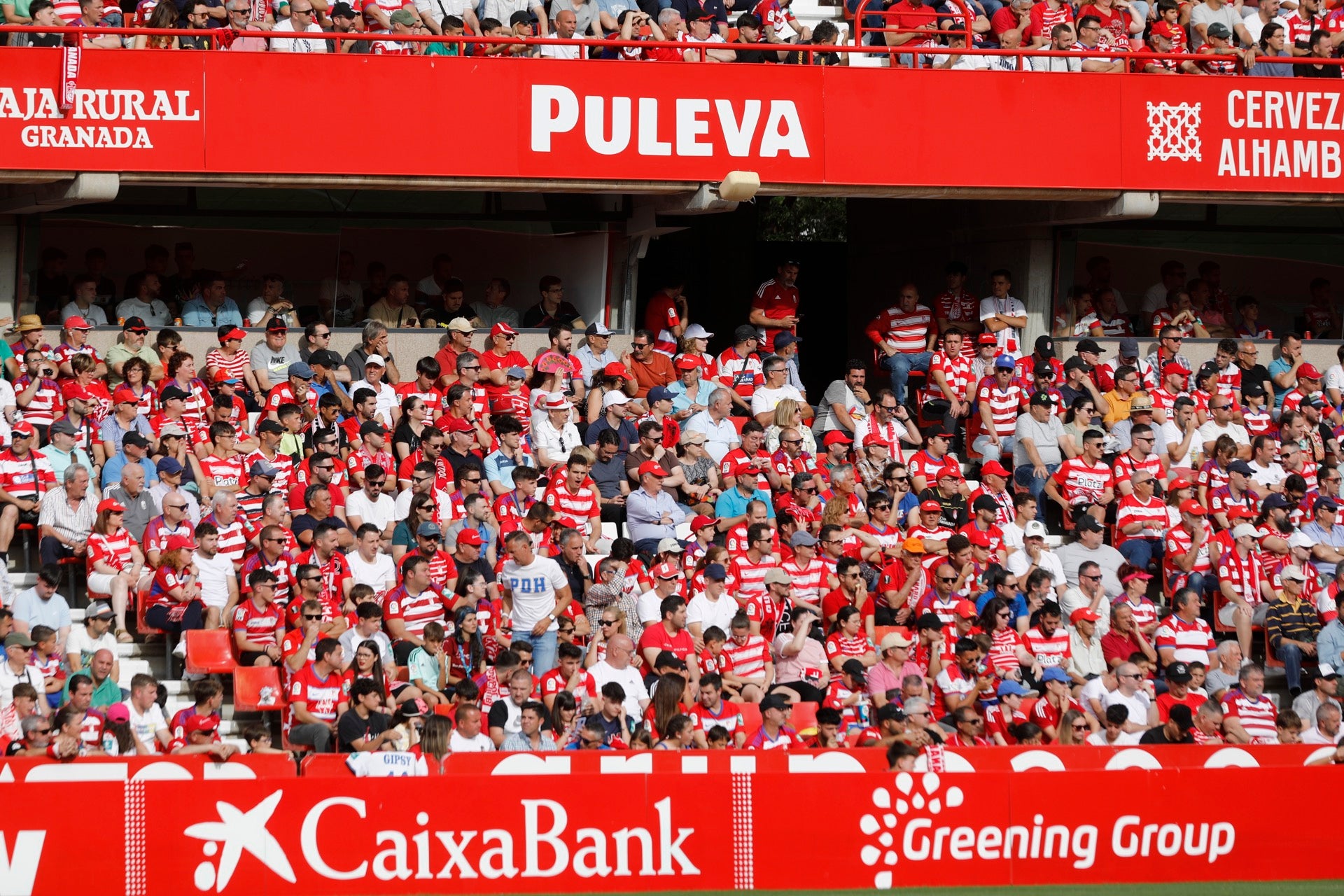 Encuéntrate en la grada en el Granada-Eibar