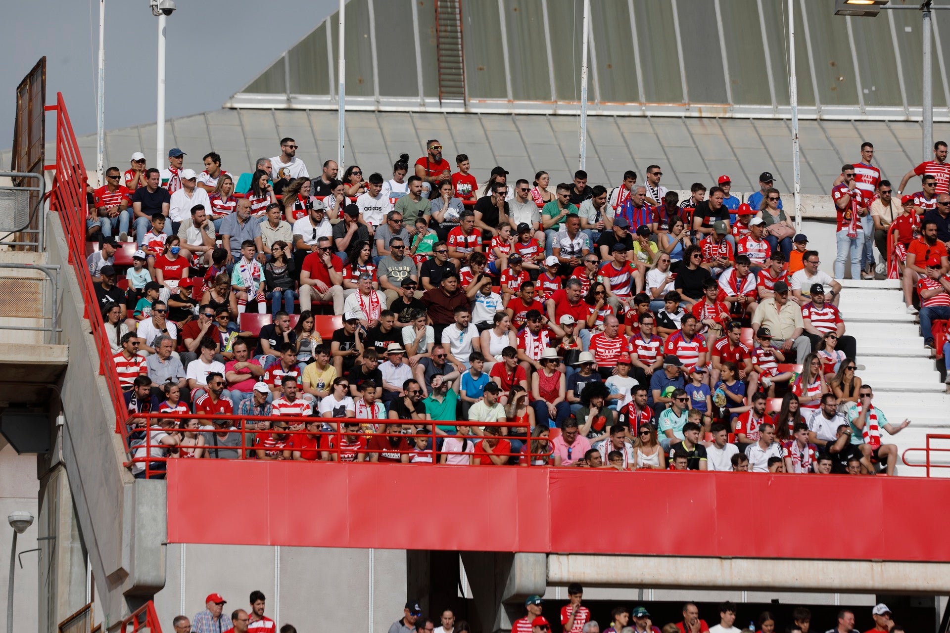 Encuéntrate en la grada en el Granada-Eibar