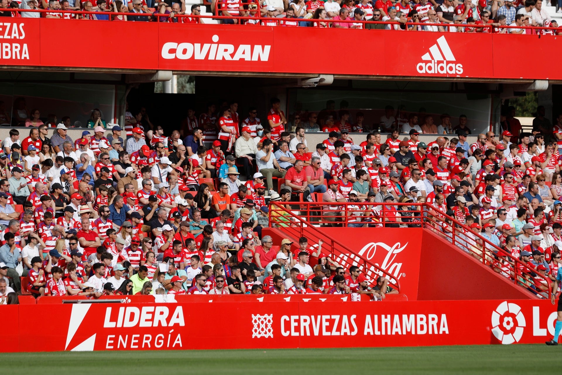 Encuéntrate en la grada en el Granada-Eibar