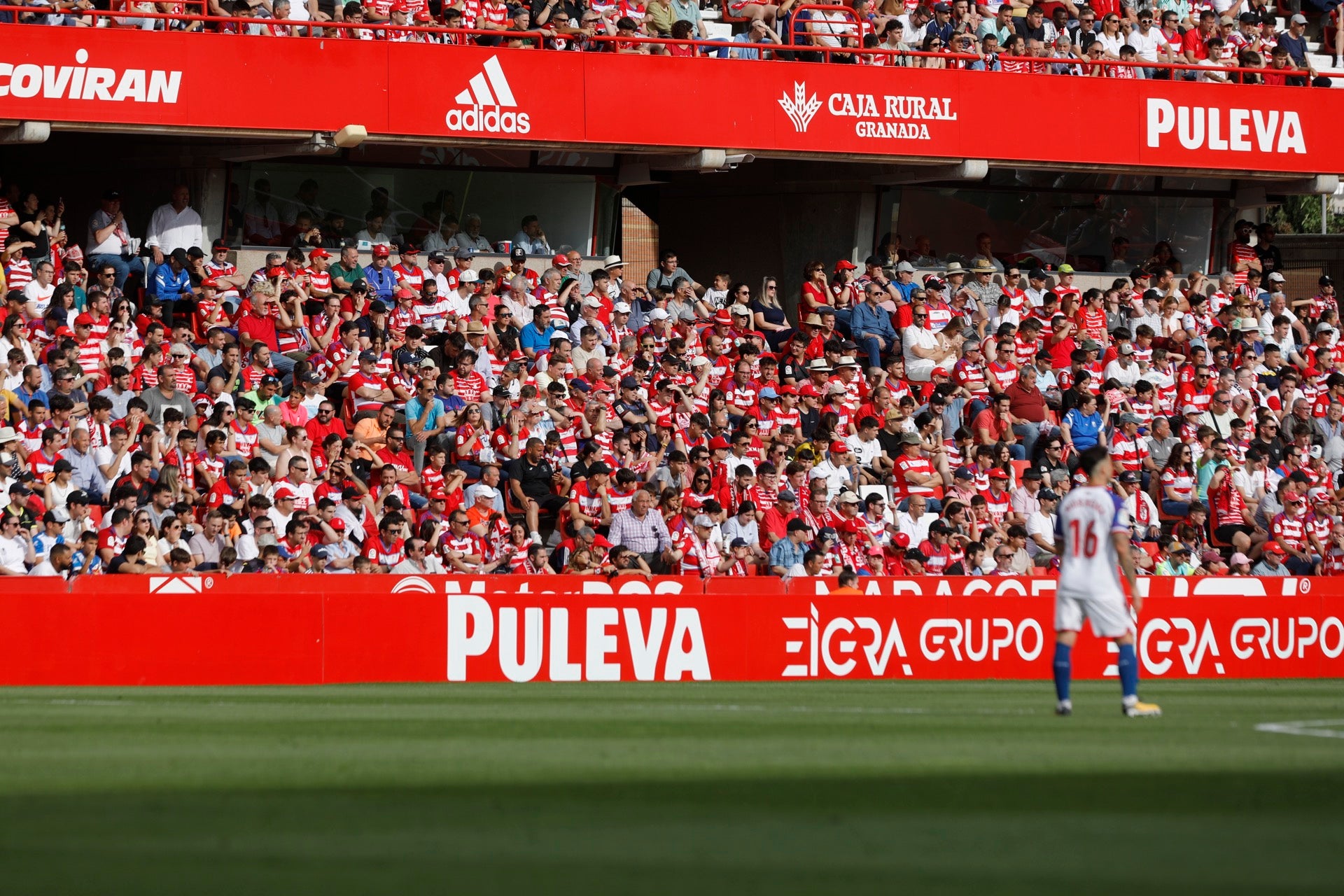 Encuéntrate en la grada en el Granada-Eibar
